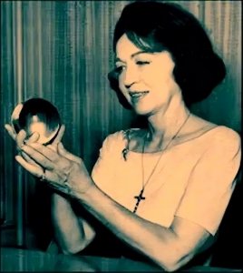 ​美国最著名预言家珍妮，对2022年再次做出3大预言，真的可信吗？