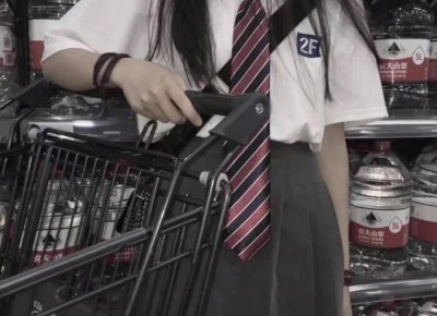 ​黑色牛仔裤配什么鞋子（黑色修身牛仔裤搭配白色呢子大衣）