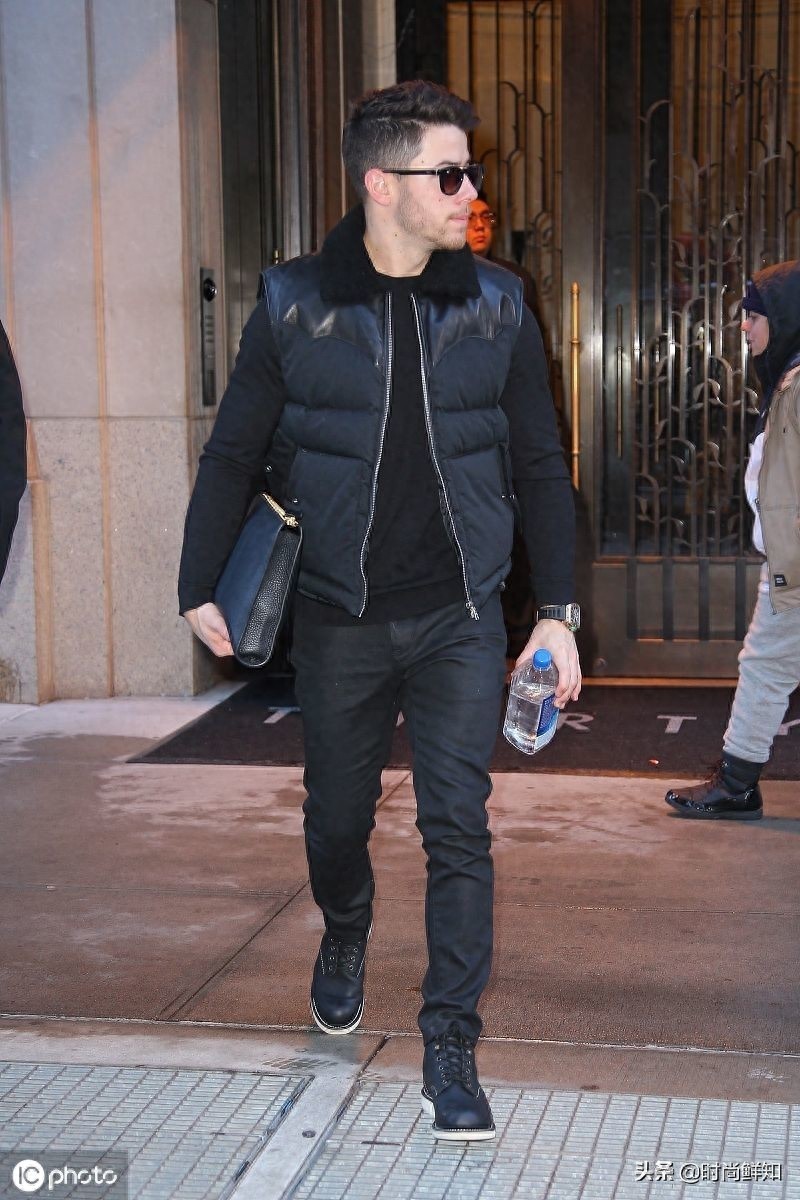 霸气！尼克·乔纳斯穿黑装在线散发熟男魅力，走路带风变霸道总裁