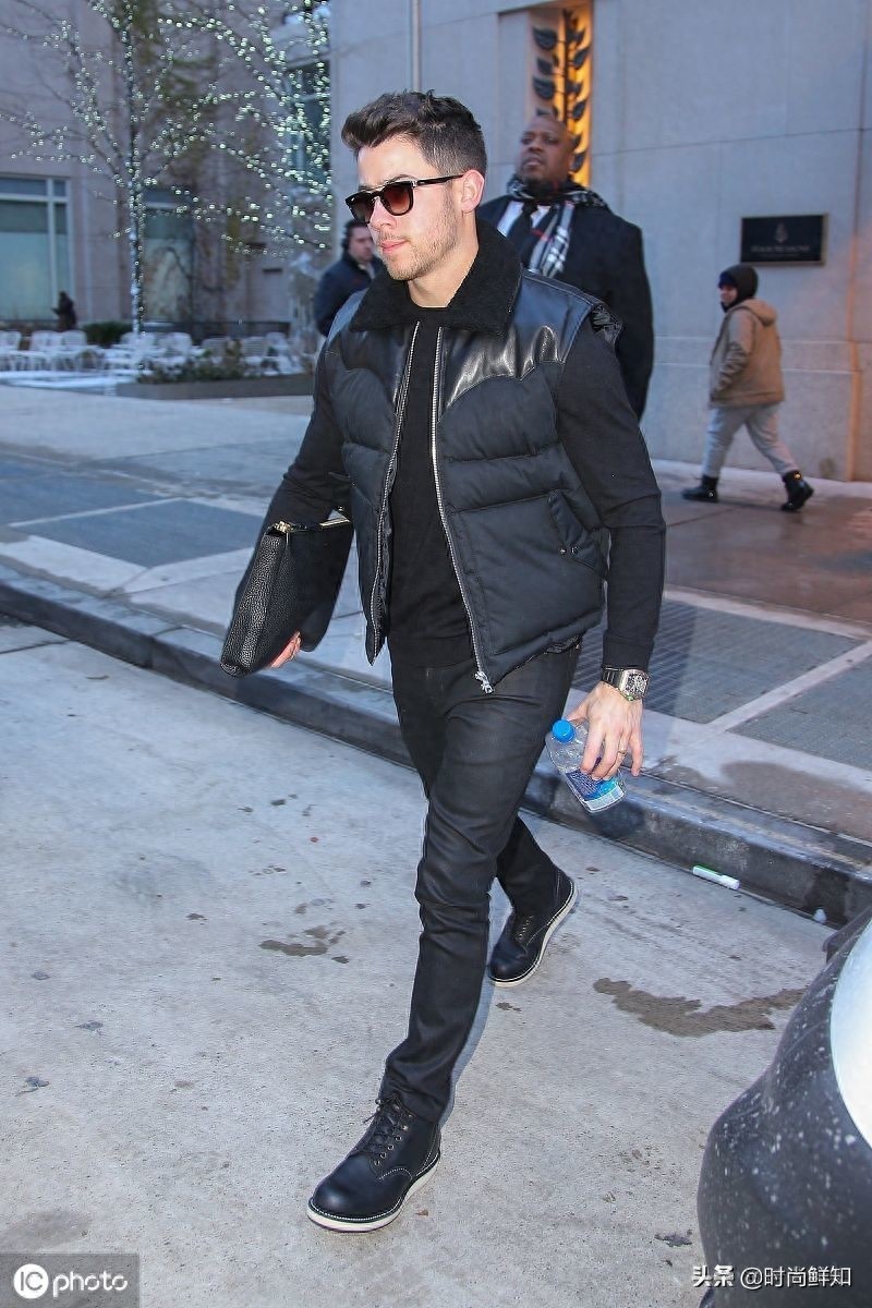 霸气！尼克·乔纳斯穿黑装在线散发熟男魅力，走路带风变霸道总裁