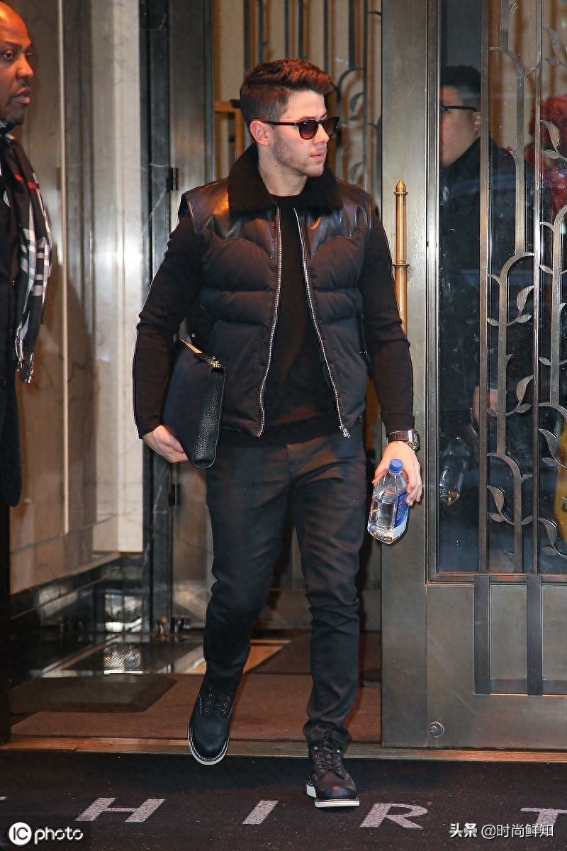 霸气！尼克·乔纳斯穿黑装在线散发熟男魅力，走路带风变霸道总裁