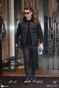 ​霸气！尼克·乔纳斯穿黑装在线散发熟男魅力，走路带风变霸道总裁