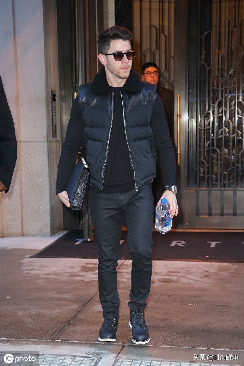 霸气！尼克·乔纳斯穿黑装在线散发熟男魅力，走路带风变霸道总裁