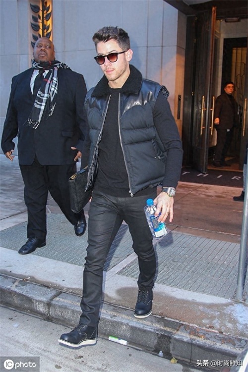 霸气！尼克·乔纳斯穿黑装在线散发熟男魅力，走路带风变霸道总裁