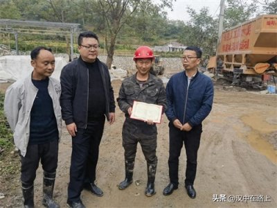 ​汉中一工地现石头像