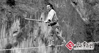 ​“高空英雄”艾斯凯尔一根钢绳穿越巴拉格宗