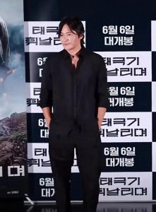 ​张东健最新路透活动图，曾经的韩国第一美男，如今油腻又拉胯