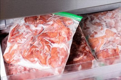 ​解冻肉，切记别用清水泡，大厨分享2招，解冻速度快，肉质还鲜