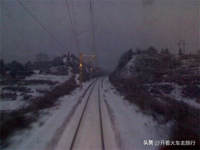 ​回顾08年的冰灾，电力机车罢工，全靠内燃机车摆渡