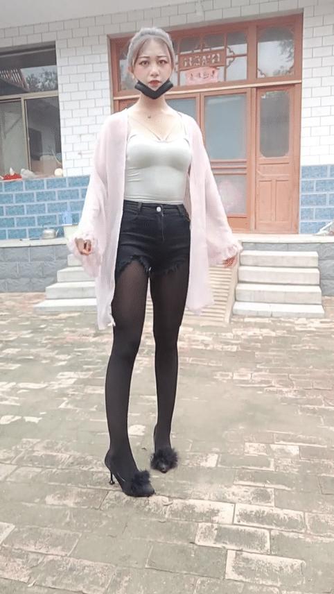 农村院子里的少妇,颜值身材不输城里的女神!