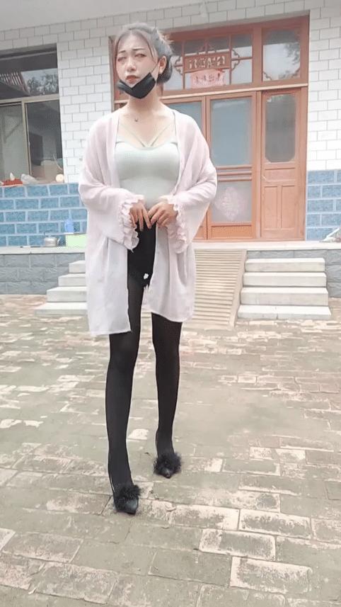 农村院子里的少妇,颜值身材不输城里的女神!