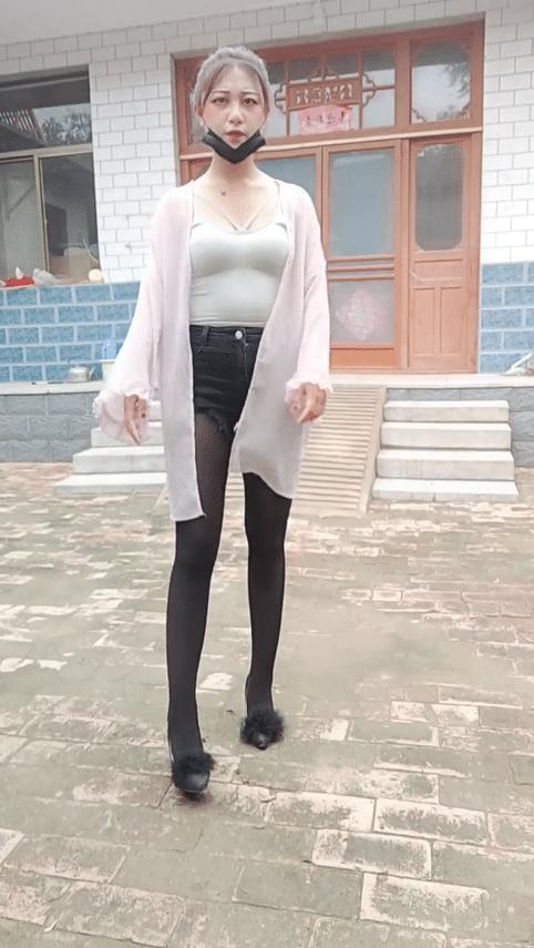 农村院子里的少妇,颜值身材不输城里的女神!