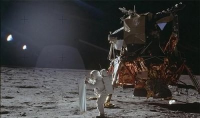 ​阿姆斯特朗是乘哪个飞船成功登月的，阿姆斯特朗是乘哪个飞船成功登月的（）A