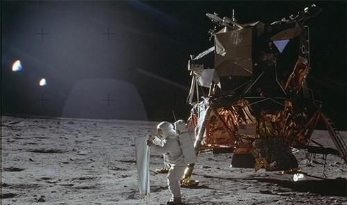 阿姆斯特朗是乘哪个飞船成功登月的()A