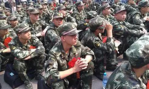 军训的教官是不是军人?很容易看出,这些东西藏也藏不住!