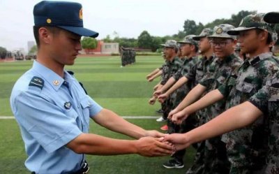 ​军训的教官是不是军人?很容易看出,这些东西藏也藏不住!