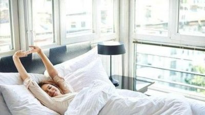 ​早上几点起床吃早餐比较好(早上最佳起床时间)