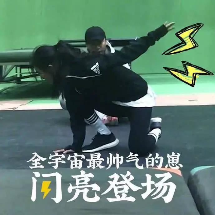 网曝杨幂李易峰在三里屯搂腰亲吻？两人行程透露实情真相