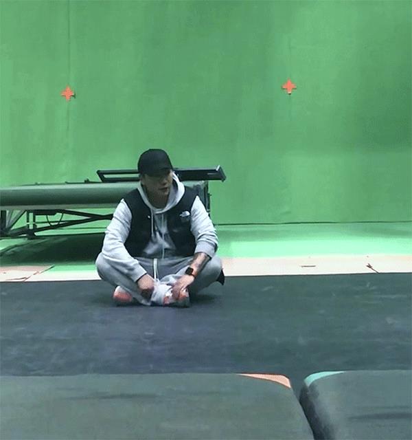 网曝杨幂李易峰在三里屯搂腰亲吻？两人行程透露实情真相