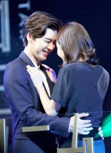 ​网曝杨幂李易峰在三里屯搂腰亲吻？两人行程透露实情真相