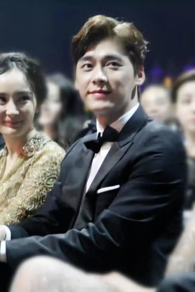 网曝杨幂李易峰在三里屯搂腰亲吻？两人行程透露实情真相