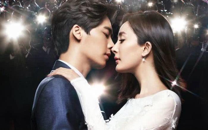 网曝杨幂李易峰在三里屯搂腰亲吻？两人行程透露实情真相