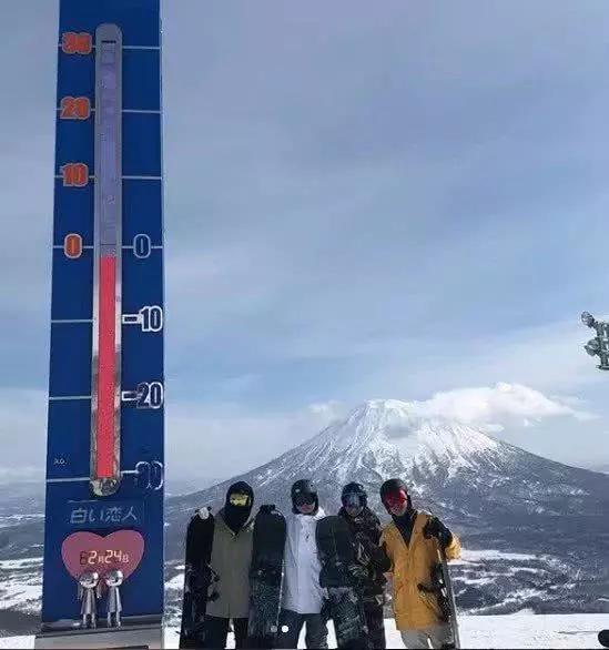 网曝杨幂李易峰在三里屯搂腰亲吻？两人行程透露实情真相