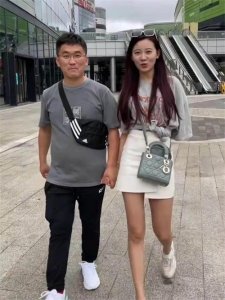 ​小羽毛离开姜涛后换炒作套路：一边晒豪车，一边蹭大衣哥流量