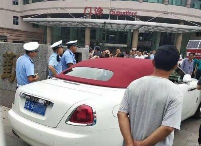 ​“劳斯莱斯姐”被刑事拘留 争议案件就该一查到底｜中青融评