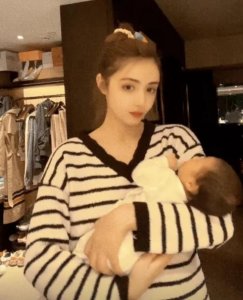 ​麦迪娜自曝生二胎女儿胖28斤，首次公布女儿小名，未听婆婆意见