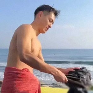 ​杨佑宁发布最新照片，身材保持完美，果真长的帅的人都喜欢去海边