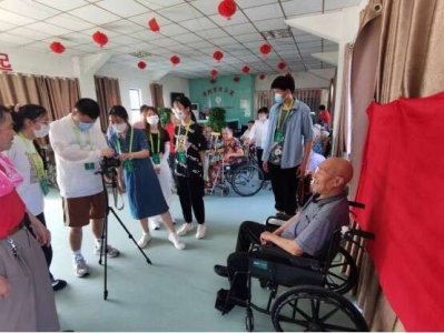 ​安庆师大“三下乡”学子为百余名空巢老人拍照
