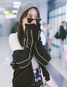 ​郑爽走机场，扎双马尾戴千格鸟贝雷帽甜美又可爱