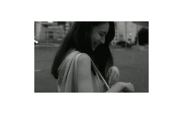 男生摸一个女生的头代表着什么 男生突然摸你头心理学