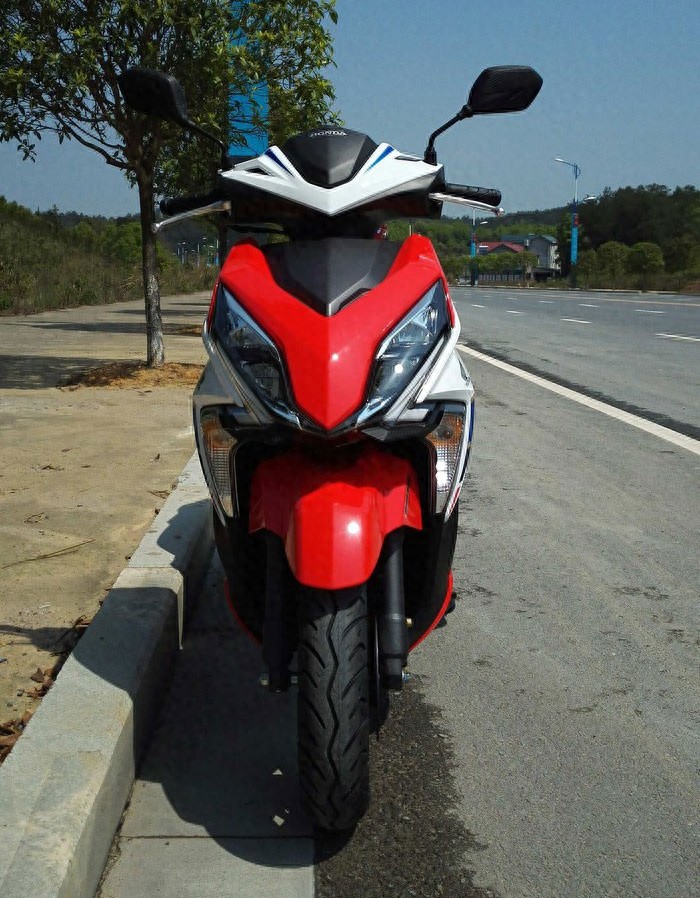 花1.1万够入新大洲本田裂行125，配置很不错，动力小钢炮