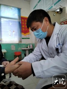 ​阜南县：“医共体”专家送医 群众看病省钱省力