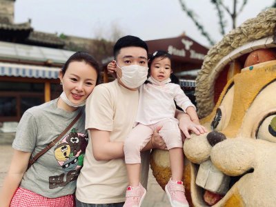 ​丁俊晖晒全家福！富二代妻子贤惠温柔不输潘晓婷，三岁女儿像爸爸