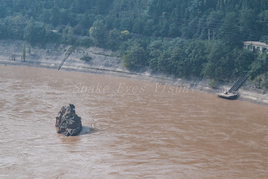 三门峡大坝，我国在黄河上兴建的第一座大型水利枢纽工程