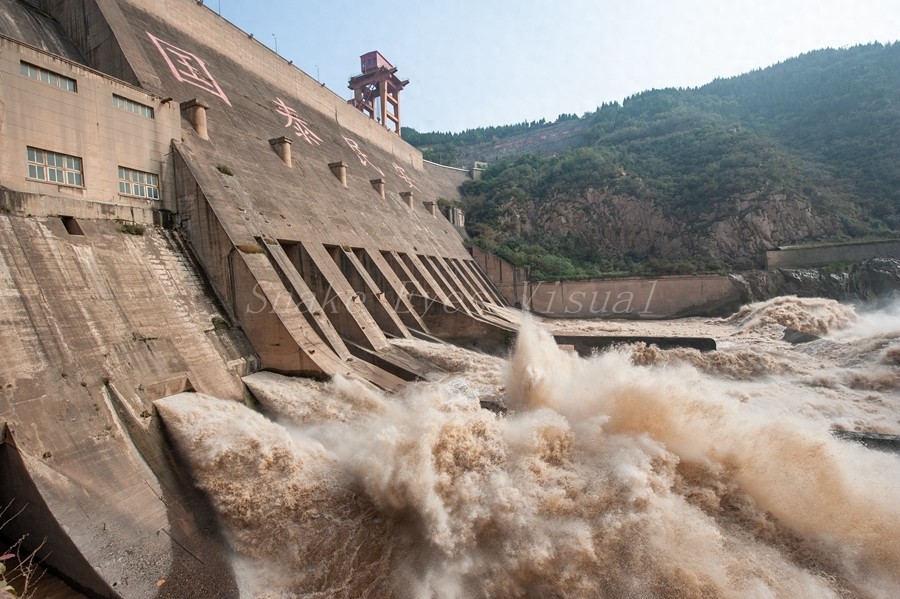 三门峡大坝，我国在黄河上兴建的第一座大型水利枢纽工程