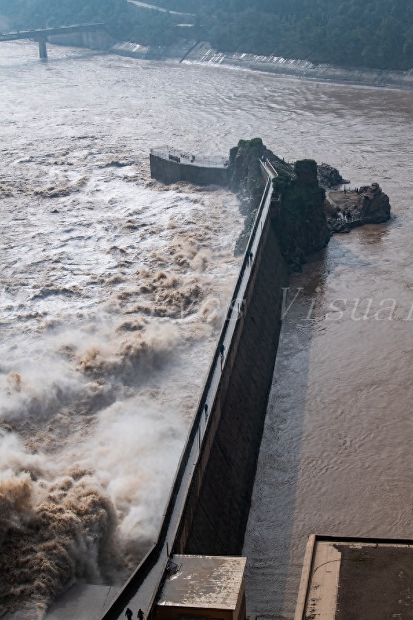 三门峡大坝，我国在黄河上兴建的第一座大型水利枢纽工程