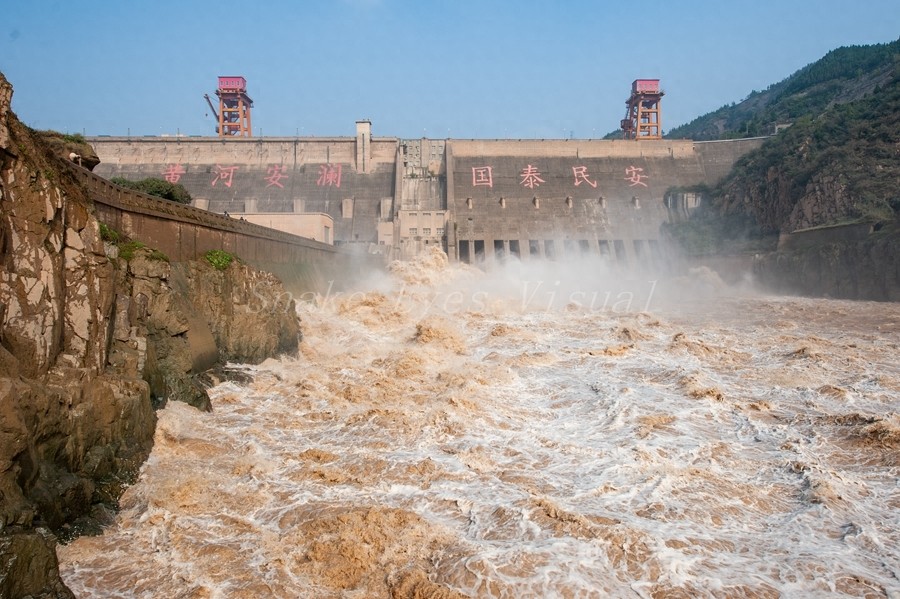 三门峡大坝，我国在黄河上兴建的第一座大型水利枢纽工程