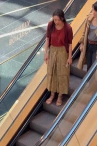 ​舒淇泰国现身竟现走路驼背外八字，与李心洁大肚腩同场瞩目！