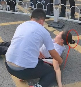 ​乐极生悲？儿子高考考完太激动撞倒母亲，疑似后脑勺着地！