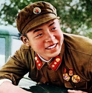 ​雷锋入伍两年后，从列兵晋升到中士，属于同期兵进步非常很快的