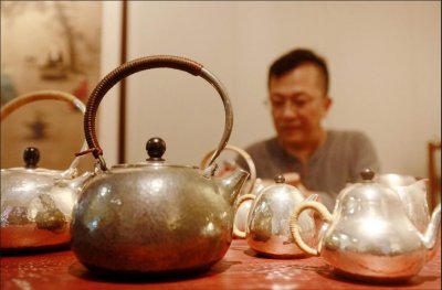 ​德州男子痴迷银器打造，辞职来济创办手工小作坊：将银板敲打出壶身需要十几万