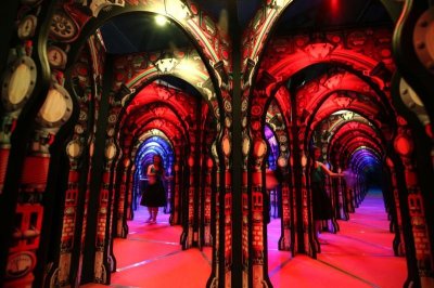 ​共有105个镜子组合 亚洲最大镜子迷宫 科学馆开放参观