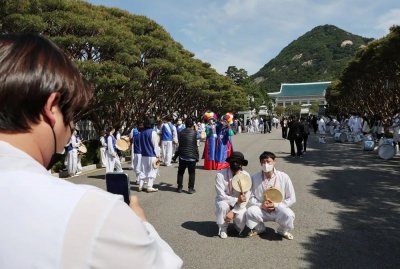 ​青瓦台时隔74年全面开放，民众捧花涌入