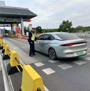 ​深圳交警全力开展冬季交通安全专项整治行动