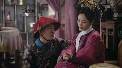 ​如懿传｜卫嬿婉炩妃的旗头发饰：赤金环玉石扁方、赤金花叶簪