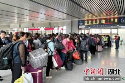 ​万名“采茶客”从信阳站集中返程